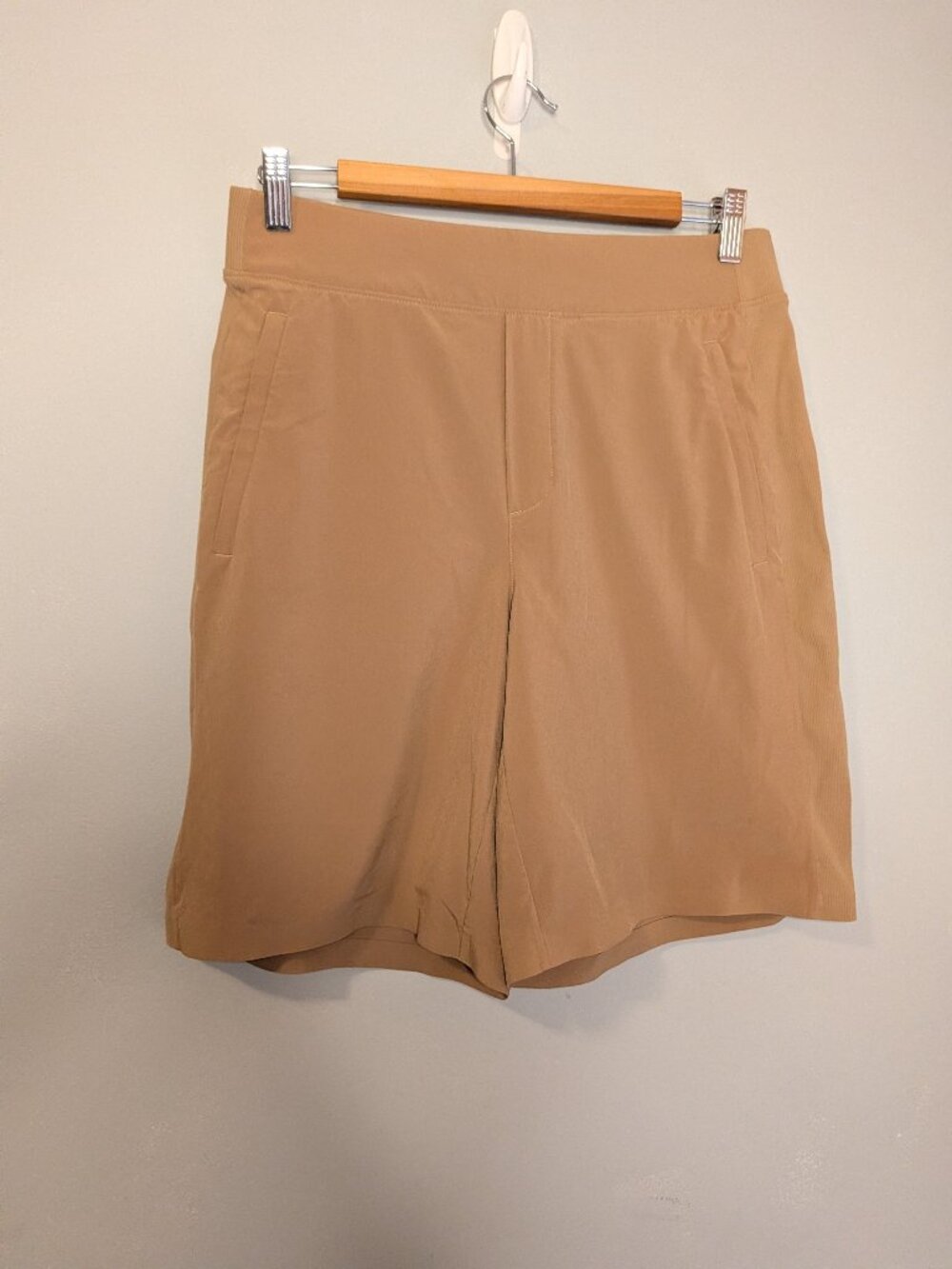 Athleta SIZE 10 Brooklyn High Rise 9 in Inseam Shorts Golf Bermuda Pull on Khaki
